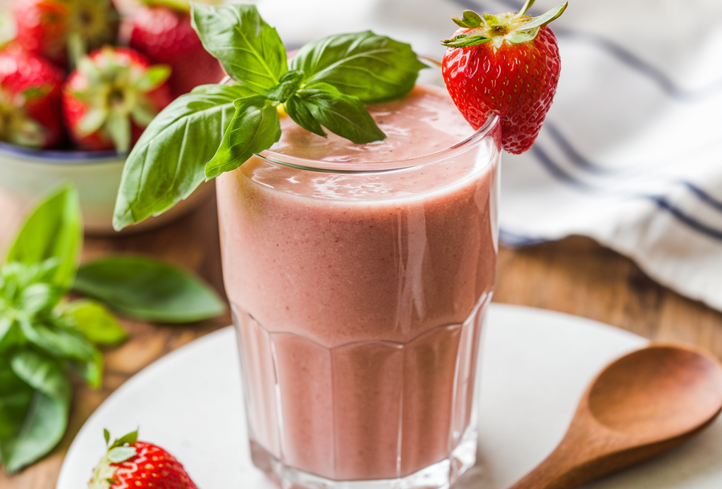 Erdbeer-Basilikum-Smoothie mit Kokoswasser – ein erfrischendes Getränk mit süßen Erdbeeren, frischem Basilikum und hydratisierendem Kokoswasser, perfekt für den Sommer oder als gesunder Snack.